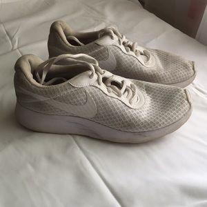 White Nike Flyknit low-top Sneakers 👟